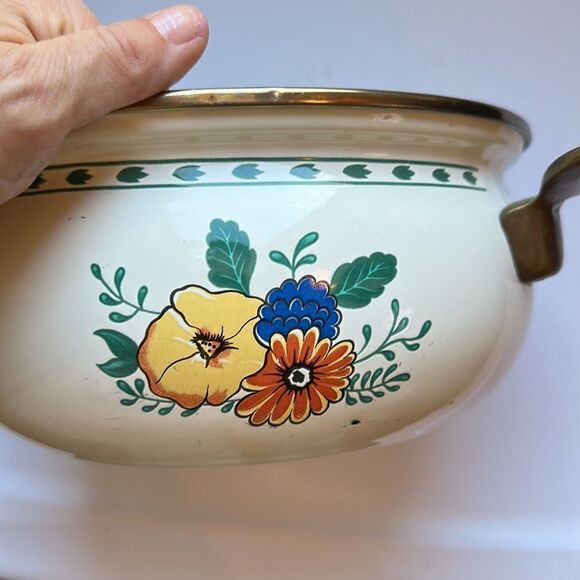 Vintage enamelware floral painted cooking pot with brass handles - Picture 7 of 9